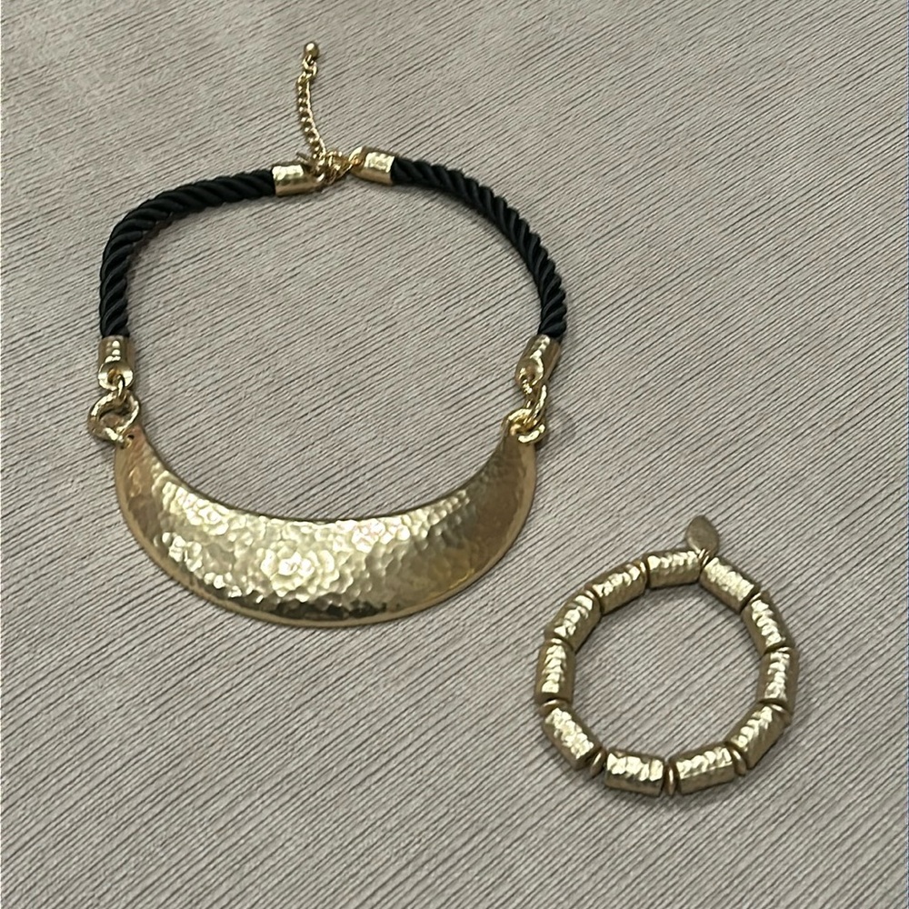 NWOT hammered gold tone metal necklace on the rope chain. Bracelet is missing.